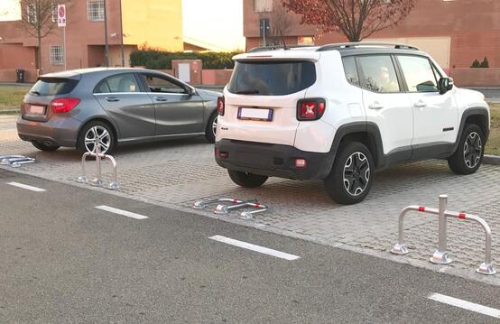 Barriére de parking arceau a 3 pieds paralèlles, fermeture par cylindre européen