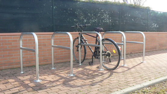 Support velo avec barre tansversalle a viser au sol